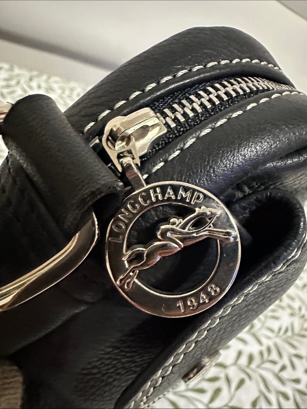 Longchamp Black Leather Shoulder Bag with Contrast Stitching - Picture 10 of 15
